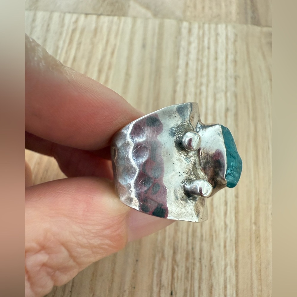925 Sterling silver hammered rustic raw aquamarine green color stone ring - Picture 2 of 16